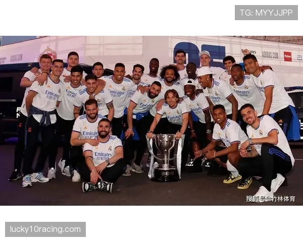 特写:安切洛蒂在夺冠庆典上安静微笑,与身旁欢呼的球员形成对比